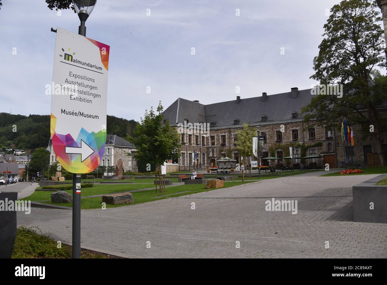 Malmedy, Belgien. Juli 2020. Werbung für die belgische Stadt Malmedy - das Tor zu den Hohen Fagnes und das Malmundarium Museum im ehemaligen Klosterkomplex von Malmedy ist ein Ort der Erinnerung, Kunst, Geschichte und Kultur. Quelle: Horst Galuschka/dpa/Alamy Live News Stockfoto