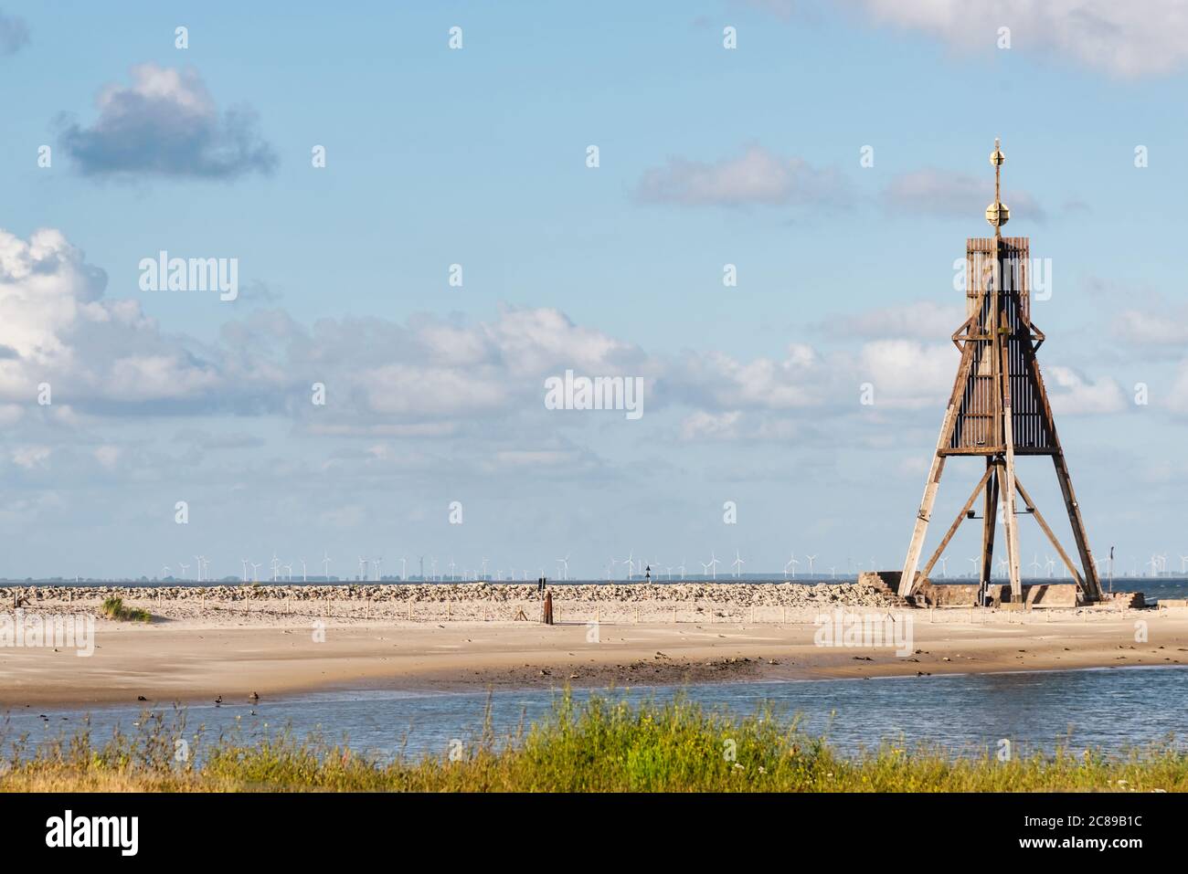 Navigationshilfe Kugelbake, das wichtigste Wahrzeichen von Cuxhaven vor blauem Himmel Stockfoto