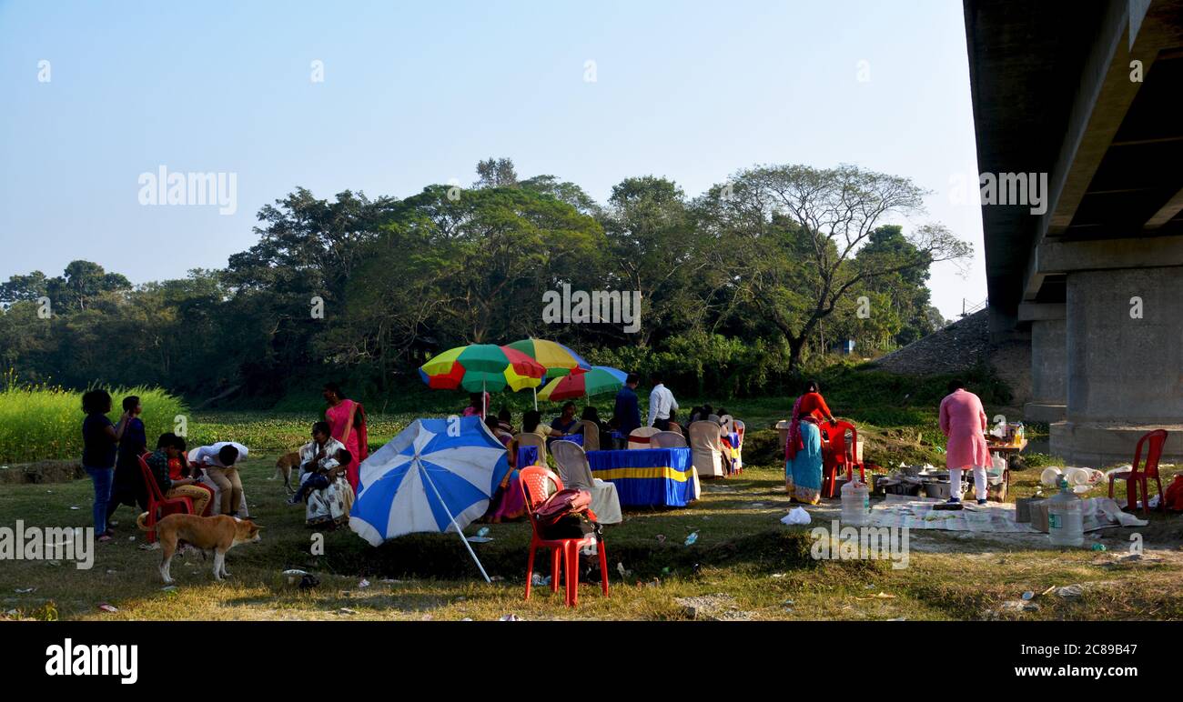 Einige Inder von Westbengalen genießen Picknick unter einer Brücke, selektive Fokussierung Stockfoto