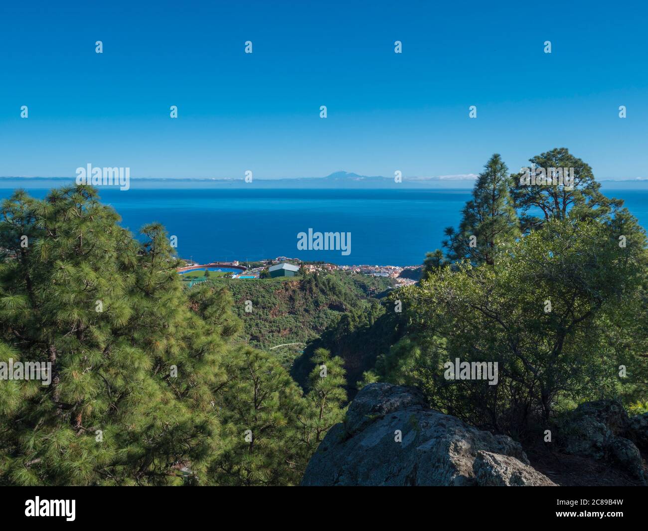 Blick auf schöne üppige Landschaft vom Wanderweg Barranco de la Madera mit Pinienwald und Meer auf Santa Cruz de la Palma, blauer Himmel. La Palma Stockfoto