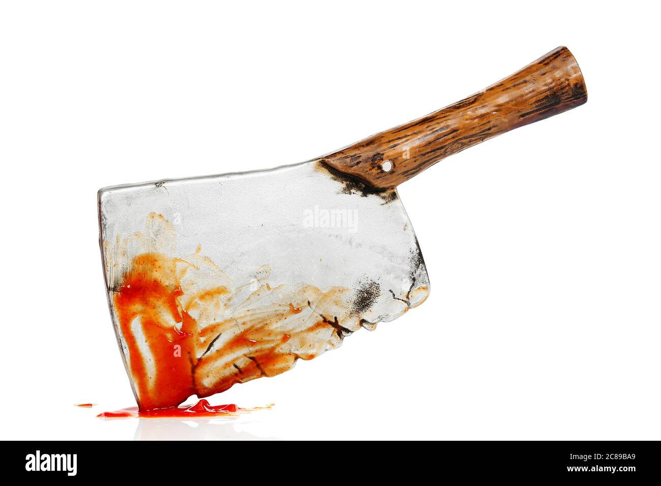 Spielzeug-Fleisch-Hackmesser mit Blut isoliert auf weiß, Mord-Konzept Stockfoto
