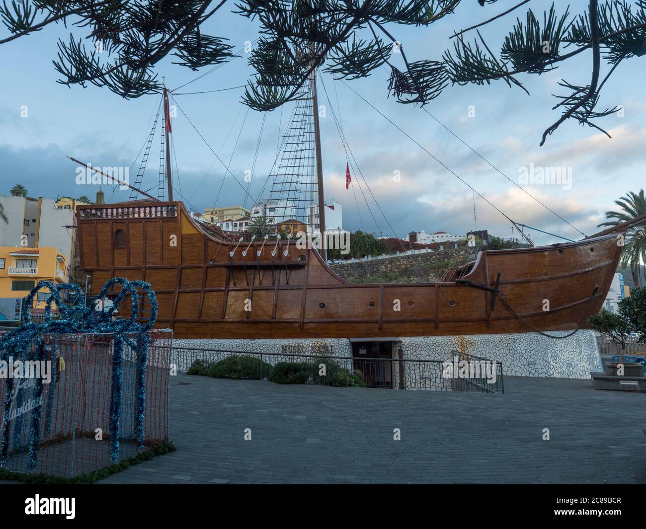 Santa Cruz de la Palma, La Palma, Kanarische Inseln, Spanien, 19. Dezember 2019: Museo Naval Barco am Placa la Alameda Platz im Zentrum von Santa Cruz. Museum Stockfoto