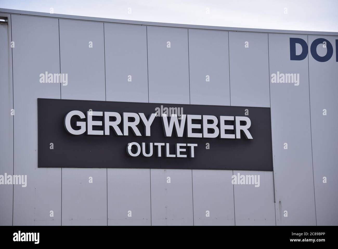 Eupen, Belgien. Juli 2020. Logo des deutschen Textilunternehmens Gerry Weber Outlet. Quelle: Horst Galuschka/dpa/Alamy Live News Stockfoto