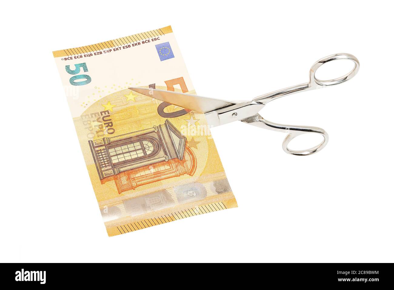 Schere schneidet fünfzig Euro Banknote isoliert, Geld-Konzept Stockfoto