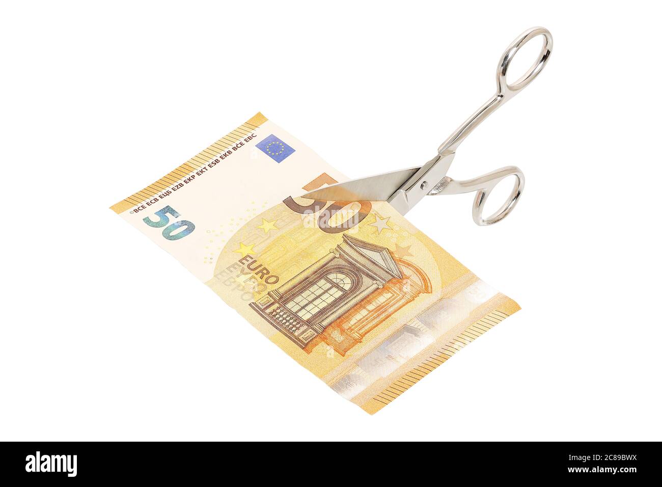 Schere schneidet fünfzig Euro Banknote isoliert, Geld-Konzept Stockfoto