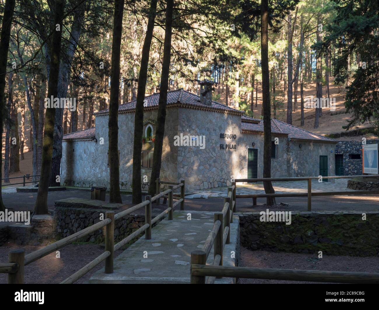 Refugio El Pilar, La Palma, Kanarische Inseln, Spanien, 22. Dezember 2019: Steingebäude der Refugio El Pilar am Anfang der Ruta de los Volcanes Stockfoto