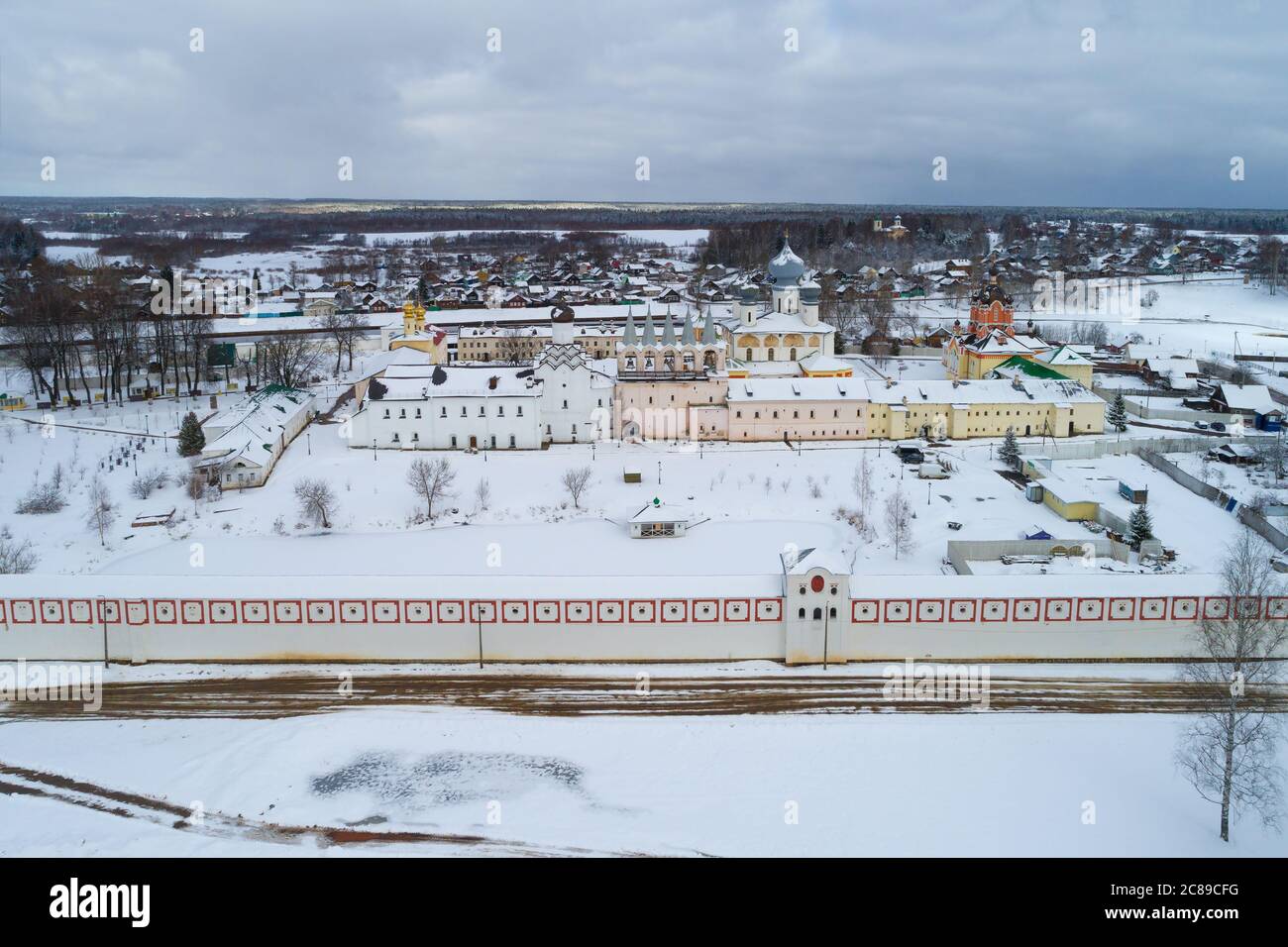 Über dem Tichvin Theotokos Himmelfahrtskloster ist ein bewölktes Märztag (Luftaufnahme). Leningrad, Russland Stockfoto