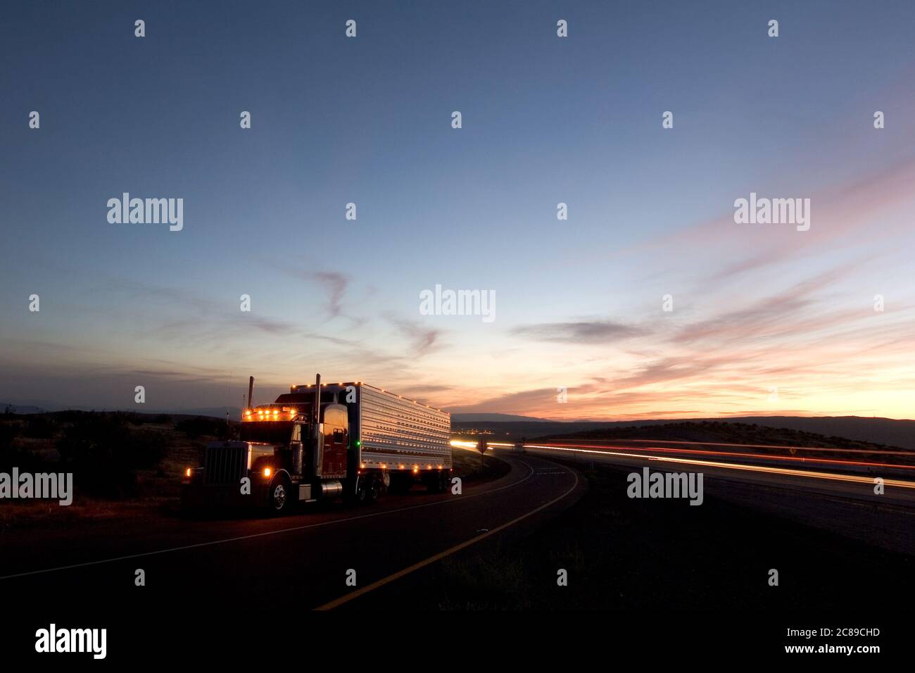 Klassischer amerikanischer Big-Rig-Truck zog bei Sonnenaufgang von der Interstate 15 in der Mojave-Wüste Stockfoto