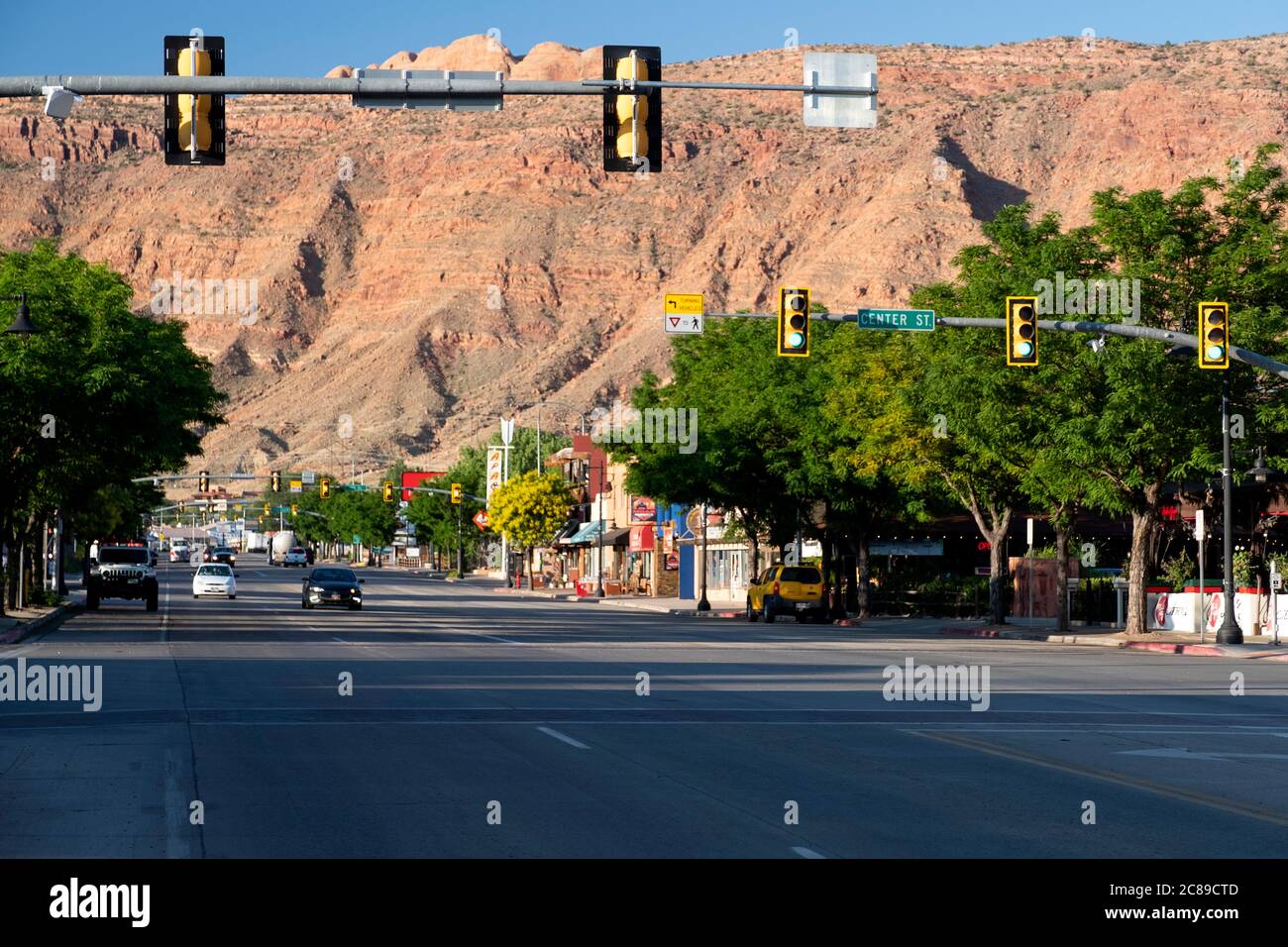 Blick auf die Main Street (Highway 191) in der Innenstadt von Moab, Utah Stockfoto