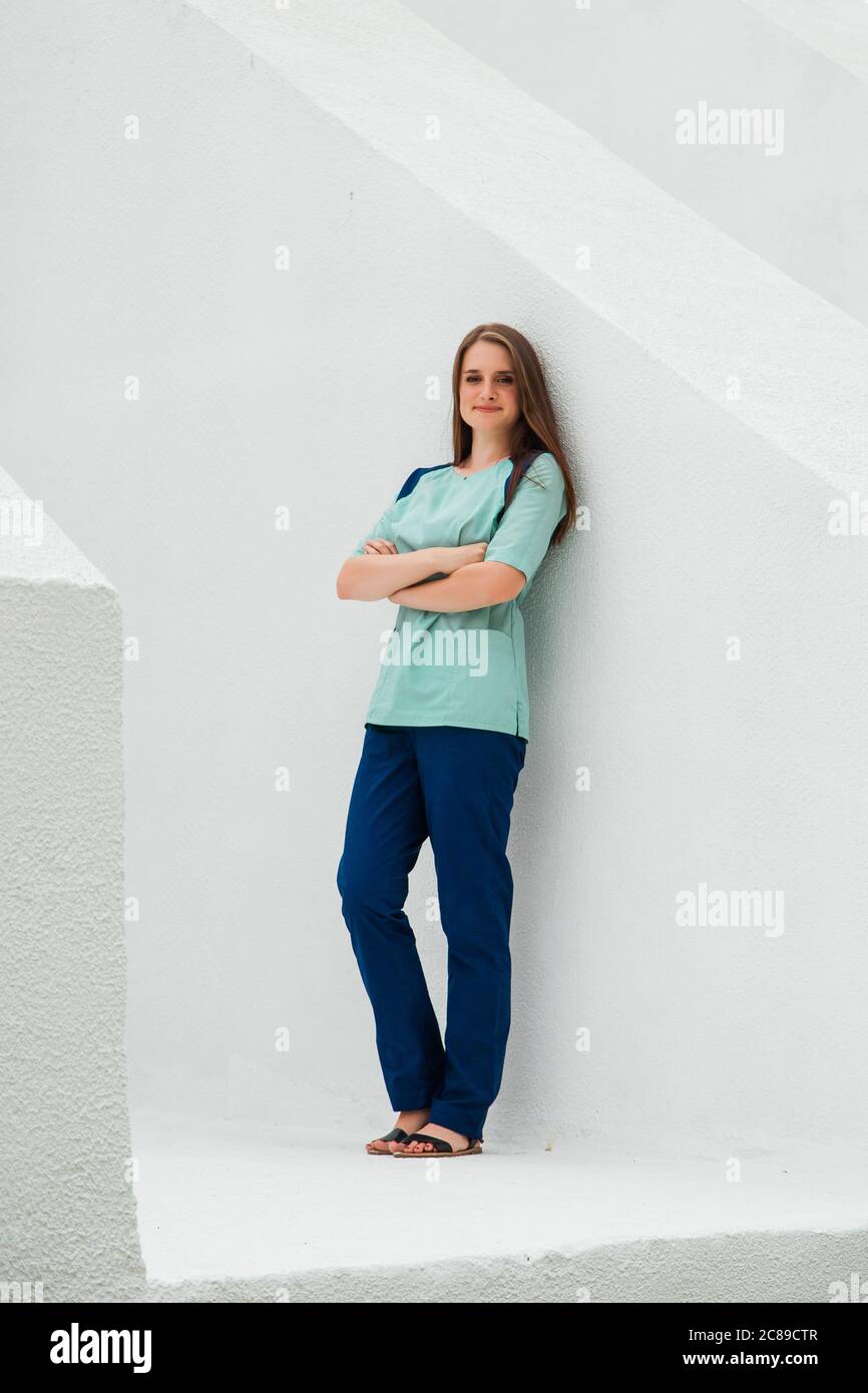 Medizinstudent auf dem Hintergrund einer Krankenpflegeschule in einem blauen OP-Anzug. Junge Mädchen Traumatologe Arzt. Stockfoto