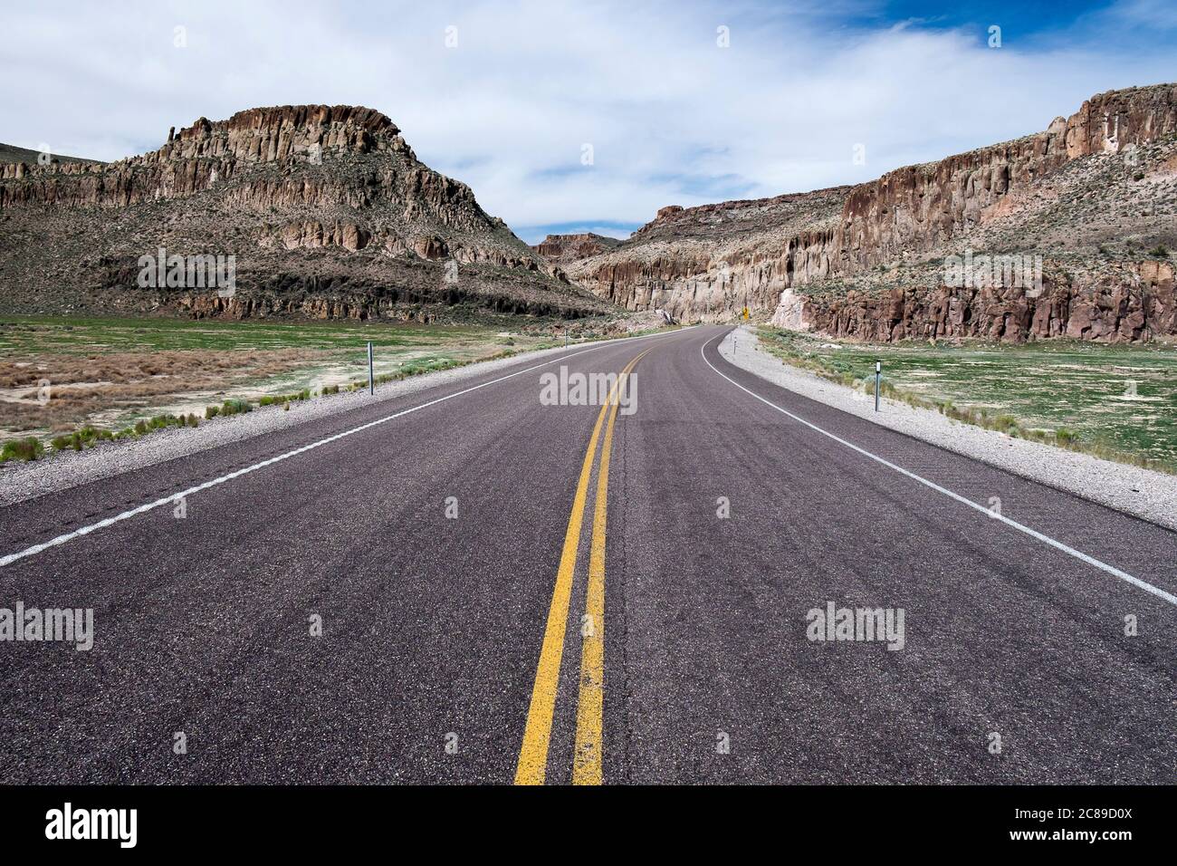 Verengt sich entlang des Nevada Highway 318 in der Wüste von Lincoln County Stockfoto