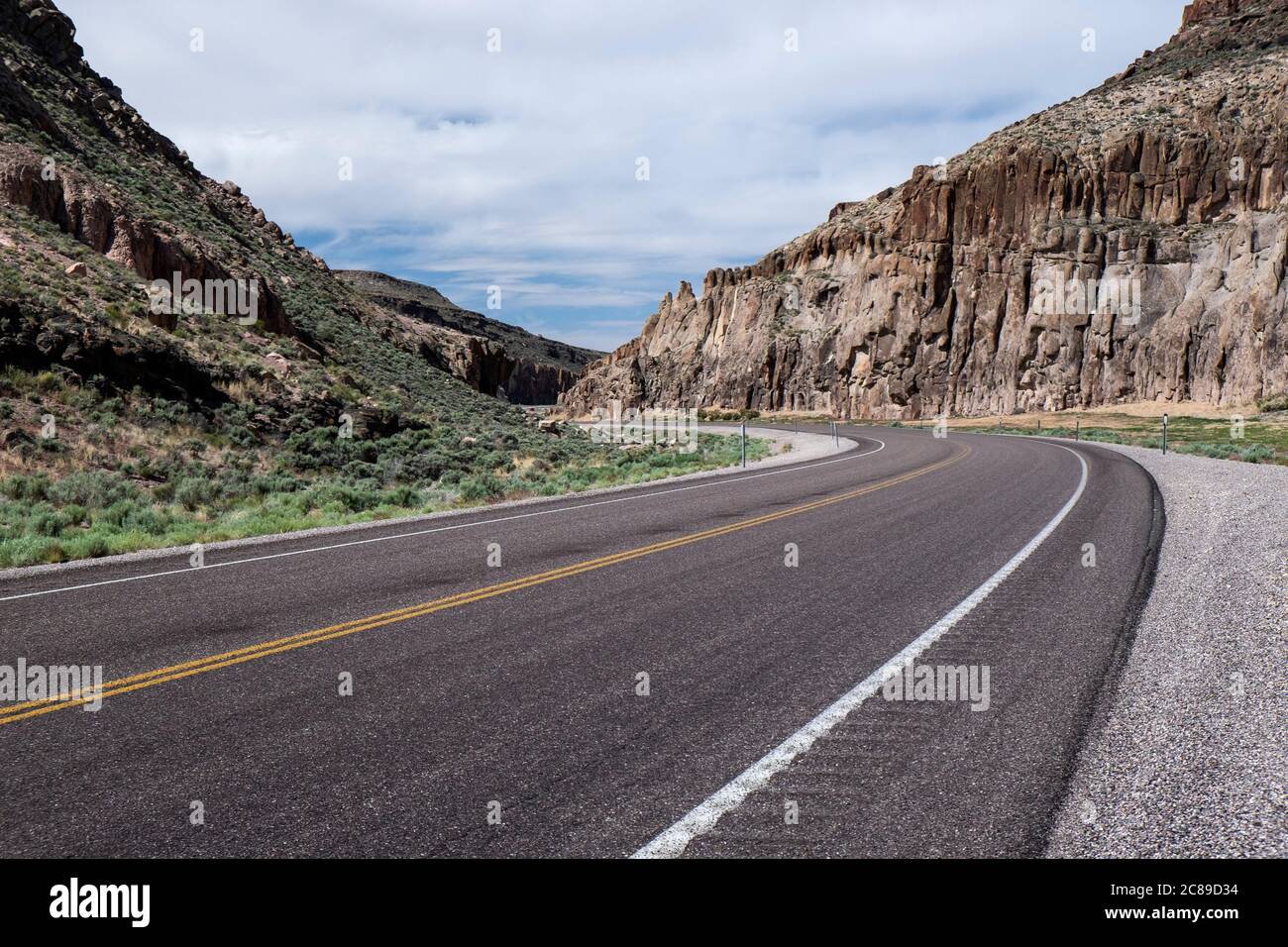 Verengt sich entlang des Nevada Highway 318 in der Wüste von Lincoln County Stockfoto