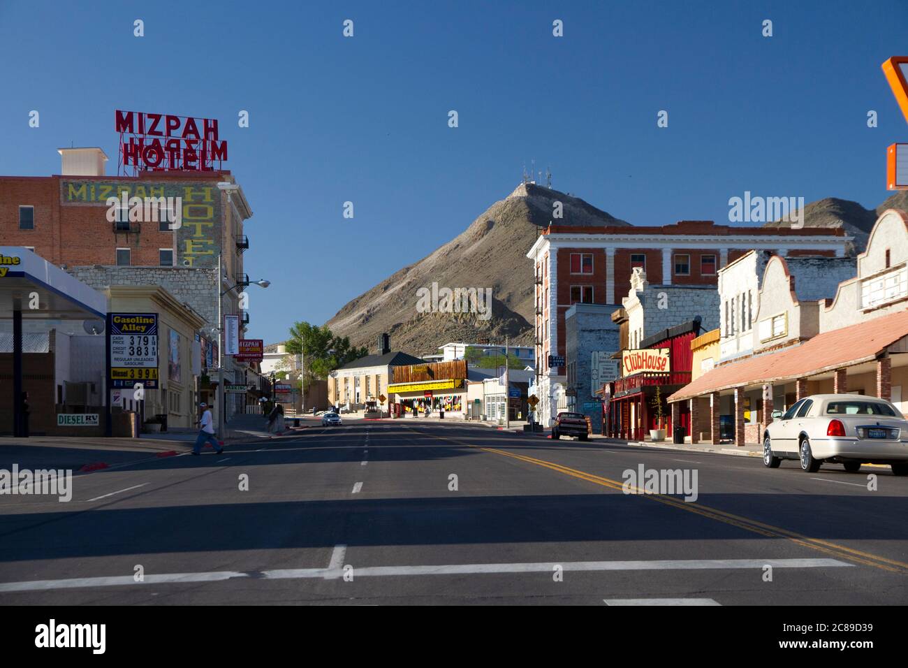 Blick auf die Main Street (Highway 95) in der historischen Innenstadt von Tonopah, Nevada mit historischem Mizpah Hotel Stockfoto