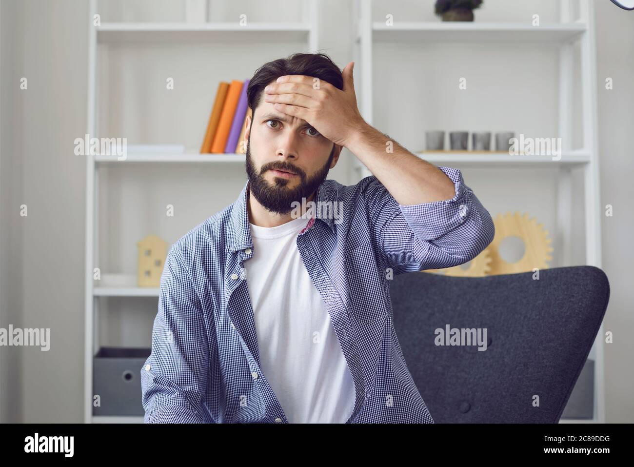 Junge besorgt kaukasischen Mann krank fühlen, berühren Stirn, Überprüfung der Körpertemperatur. Stockfoto