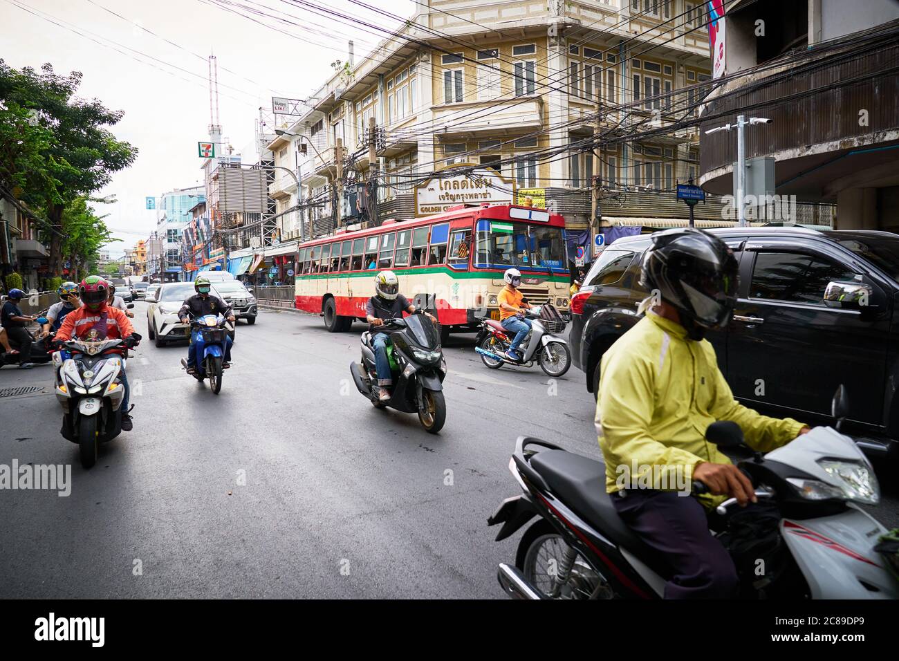 Verkehr in der Innenstadt von Chinatown, Bangkok Stockfoto