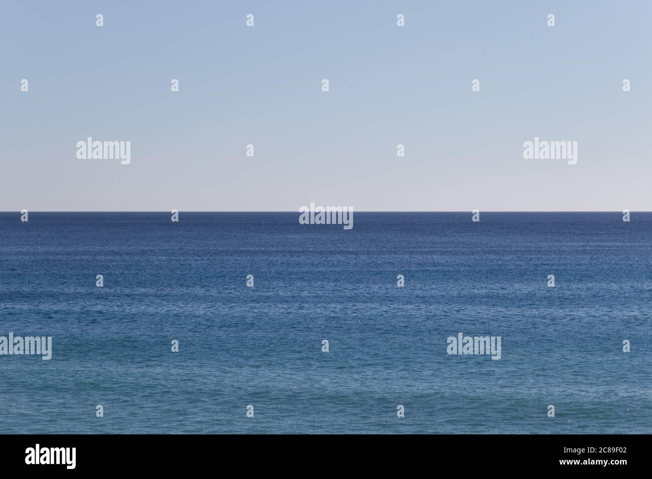 Das Tyrrhenische Meer mit ruhigem Wasser, klarem Himmel, Horizont über Wasser. Aufgenommen von der Insel Ischia vor der Küste bei Neapel, Italien. Keine Personen. Stockfoto