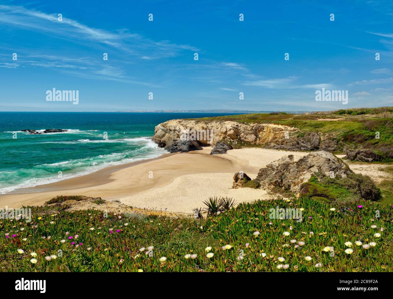 Ein leerer Strand in Porto Covo, der Praia da Serra de Agua, der Alentejo Küste Stockfoto