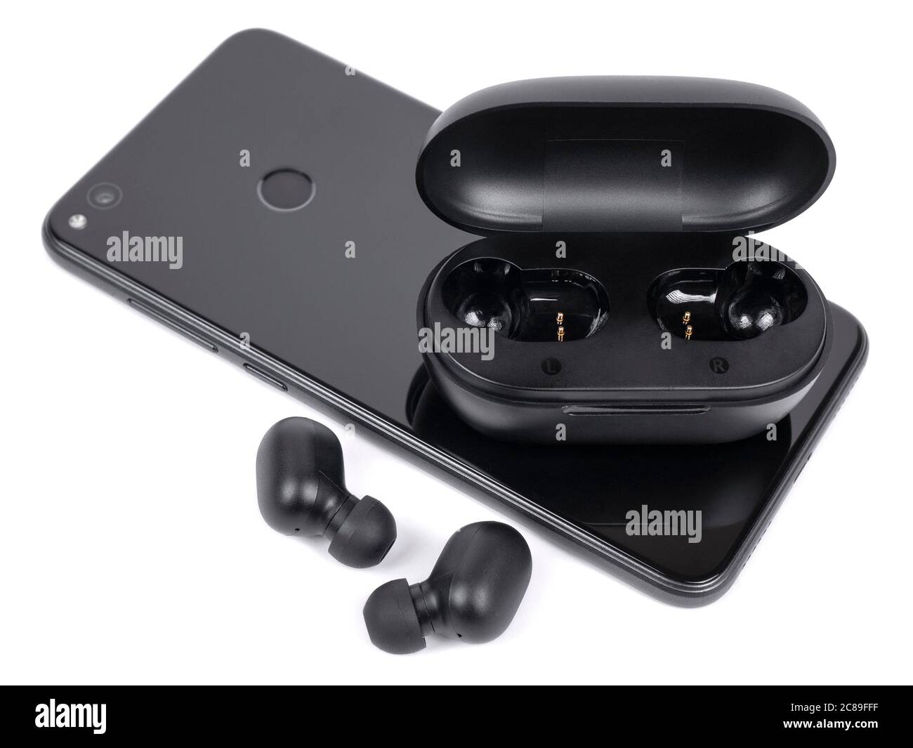 Kabelloser Kopfhörer mit Tasche und Smartphone auf weißem Hintergrund Stockfoto