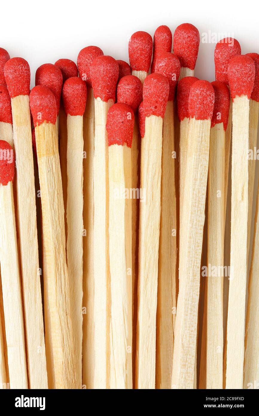Nahaufnahme von Streichhölzern mit rotem Kopf auf Weiß Stockfoto