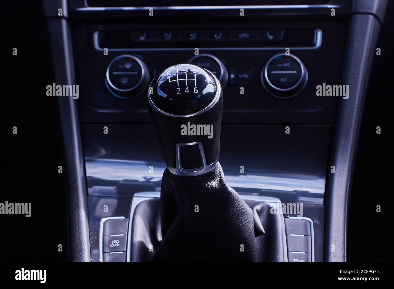 Schaltgetriebe für Autos, schwarzer Griff. Hintergrund für die Automobilindustrie Stockfoto