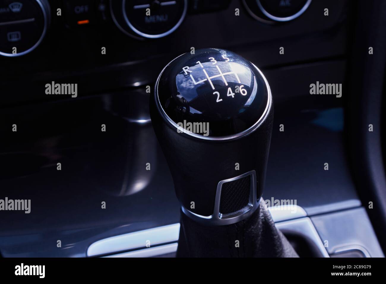 Schaltgetriebe für Autos, schwarzer Griff. Hintergrund für die Automobilindustrie Stockfoto