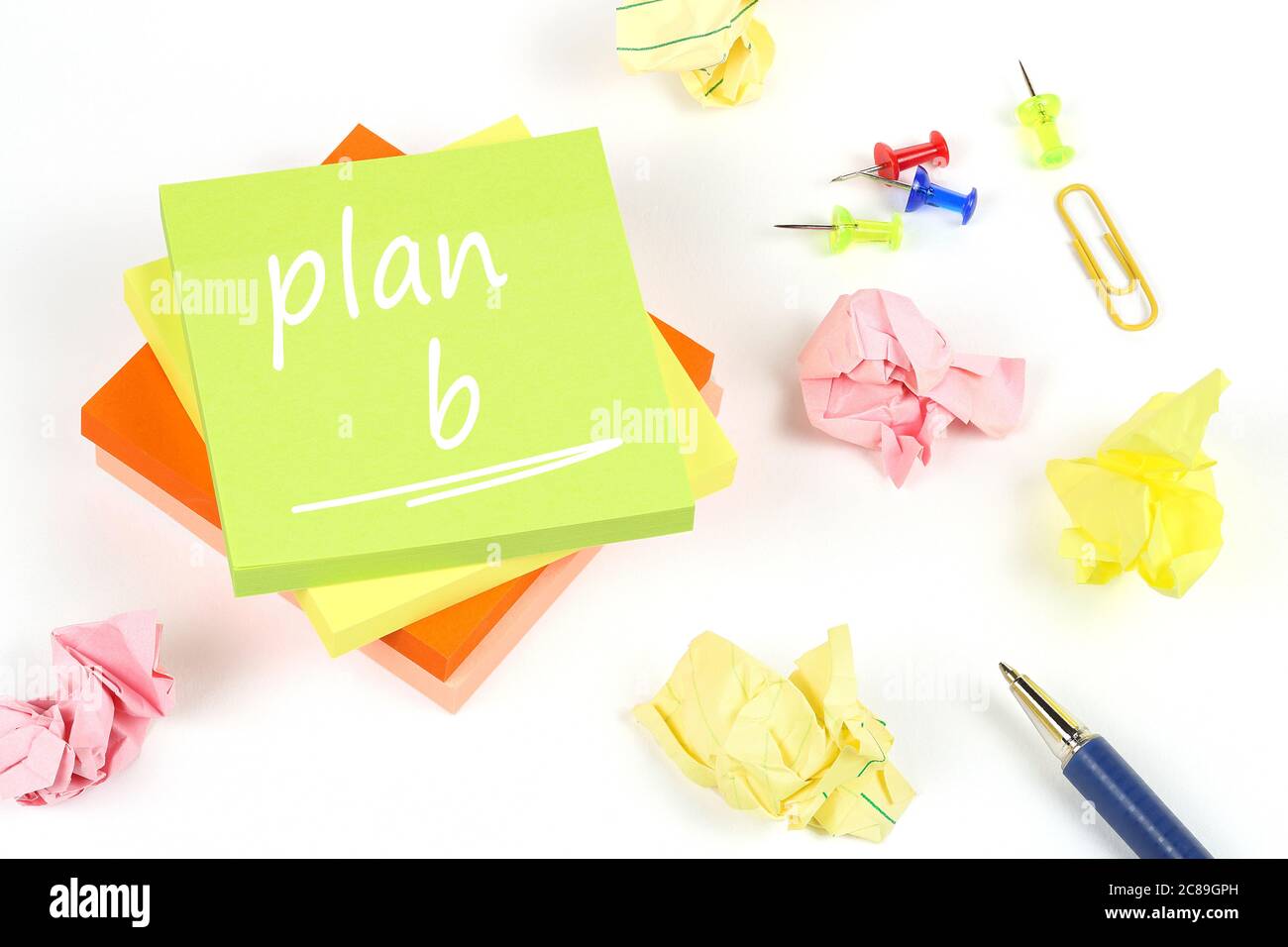 Plan b auf Klebenoten mit zerknittertem Papier und Stift auf Weiß Stockfoto