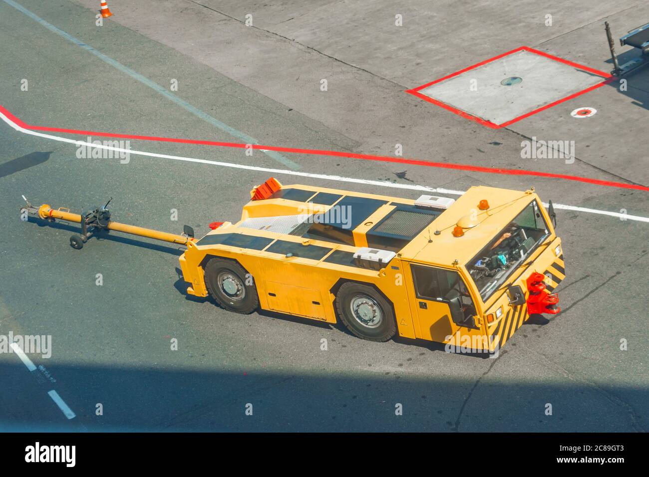 Abschleppwagen Anhänger für puch Rückflugzeug auf dem Flugplatz Stockfoto