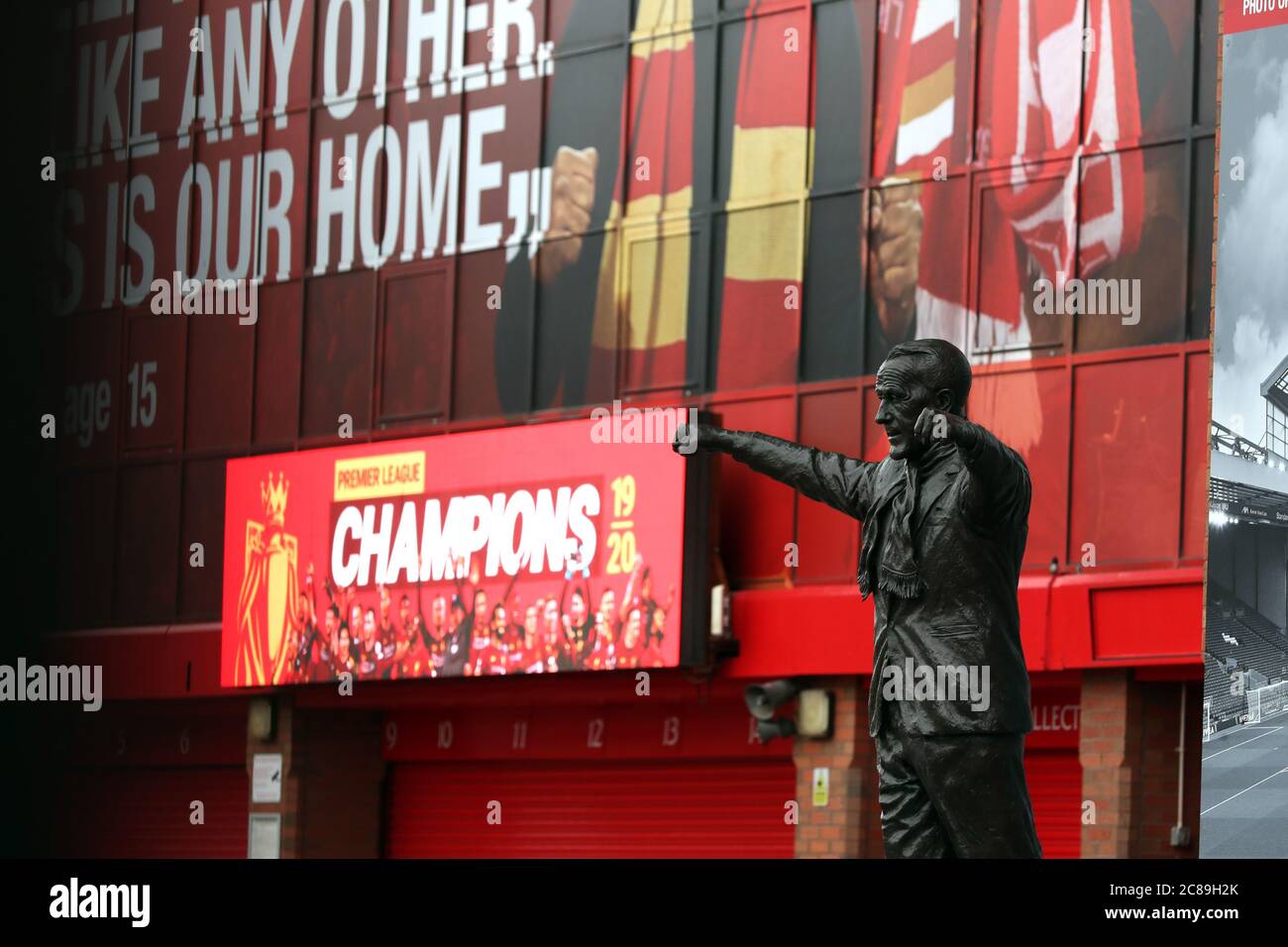 Bill Shankly Statue vor dem Anfield Stadium vor diesem Abendspiel gegen Chelsea, wo Liverpool die Premier League Trophy erhält. Stockfoto