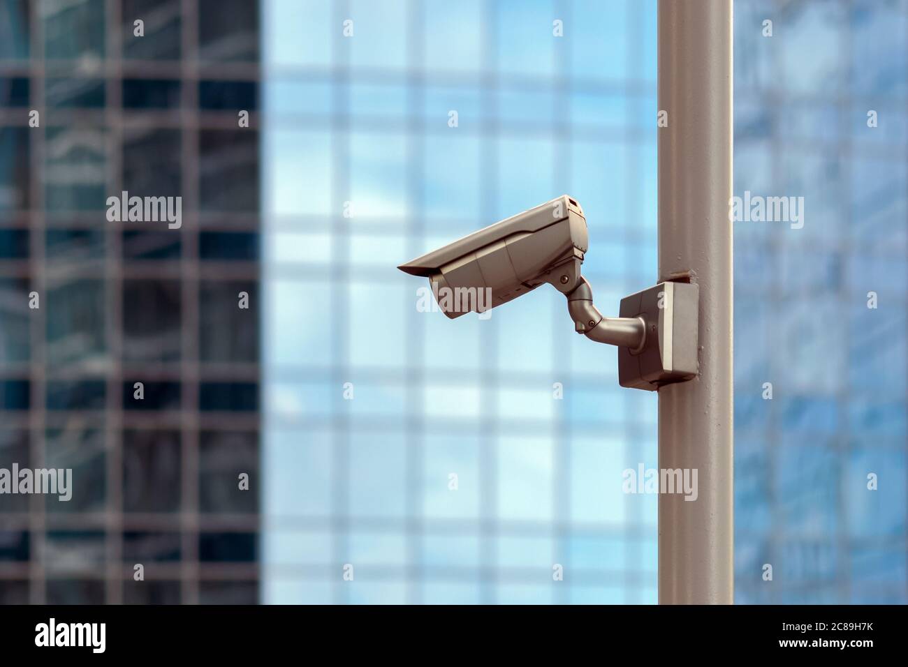 Videoüberwachung Sicherheitskamera gegen Glas Büro Fassade Hintergrund Stockfoto