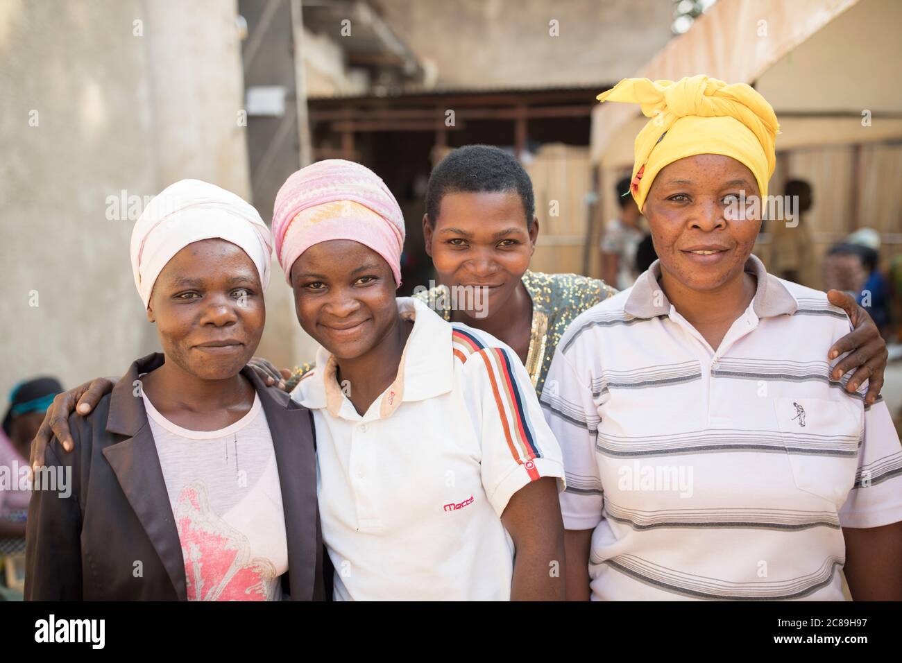 Arbeiterinnen in einem kooperativen Lager der Kaffeebauern in Mbale, Uganda, Ostafrika. Stockfoto