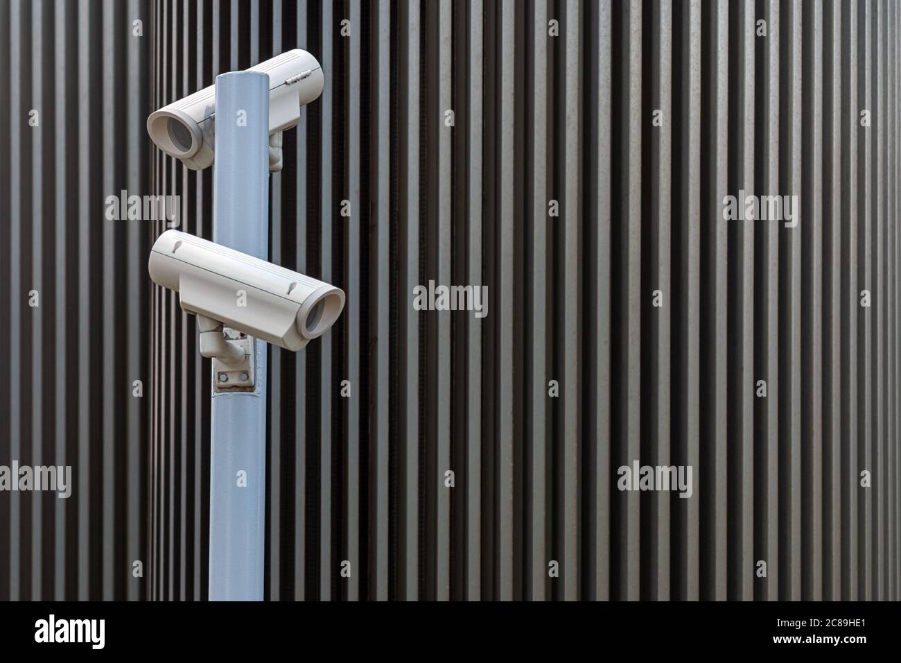 Überwachungskameras vor modernem urbanen Hintergrund Stockfoto