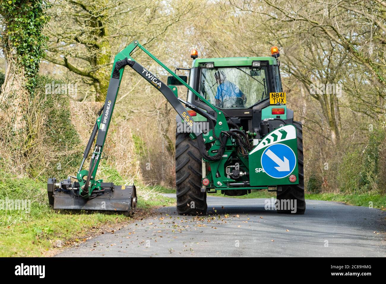 Schneiden der Grasränder mit Spearhead Mäher und John Deere Traktor, Chipping, Preston, Lancashire, England, Vereinigtes Königreich. Stockfoto