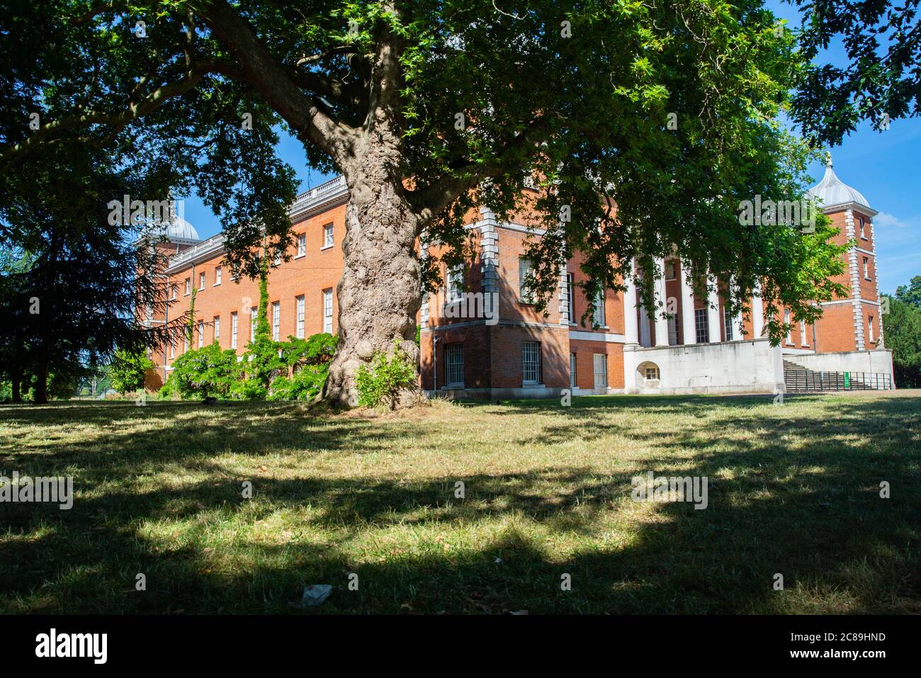 Seiten- und Vorderansicht des Osterley House an einem heißen Sommertag ohne Leute, Stockfoto