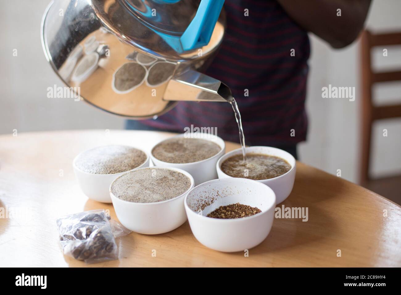 Kaffeeverkostung (Schröpfen) von professionellen Q-Grader Verkostern bei Mountain Harvest Coffee in Mbale, Uganda, Ostafrika. Stockfoto