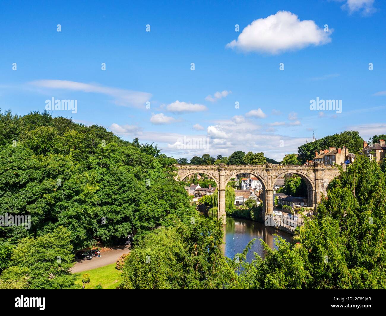 Eisenbahnviadukt, der das Nidd-Tal in Knaresborough North Yorkshire England überspannt Stockfoto