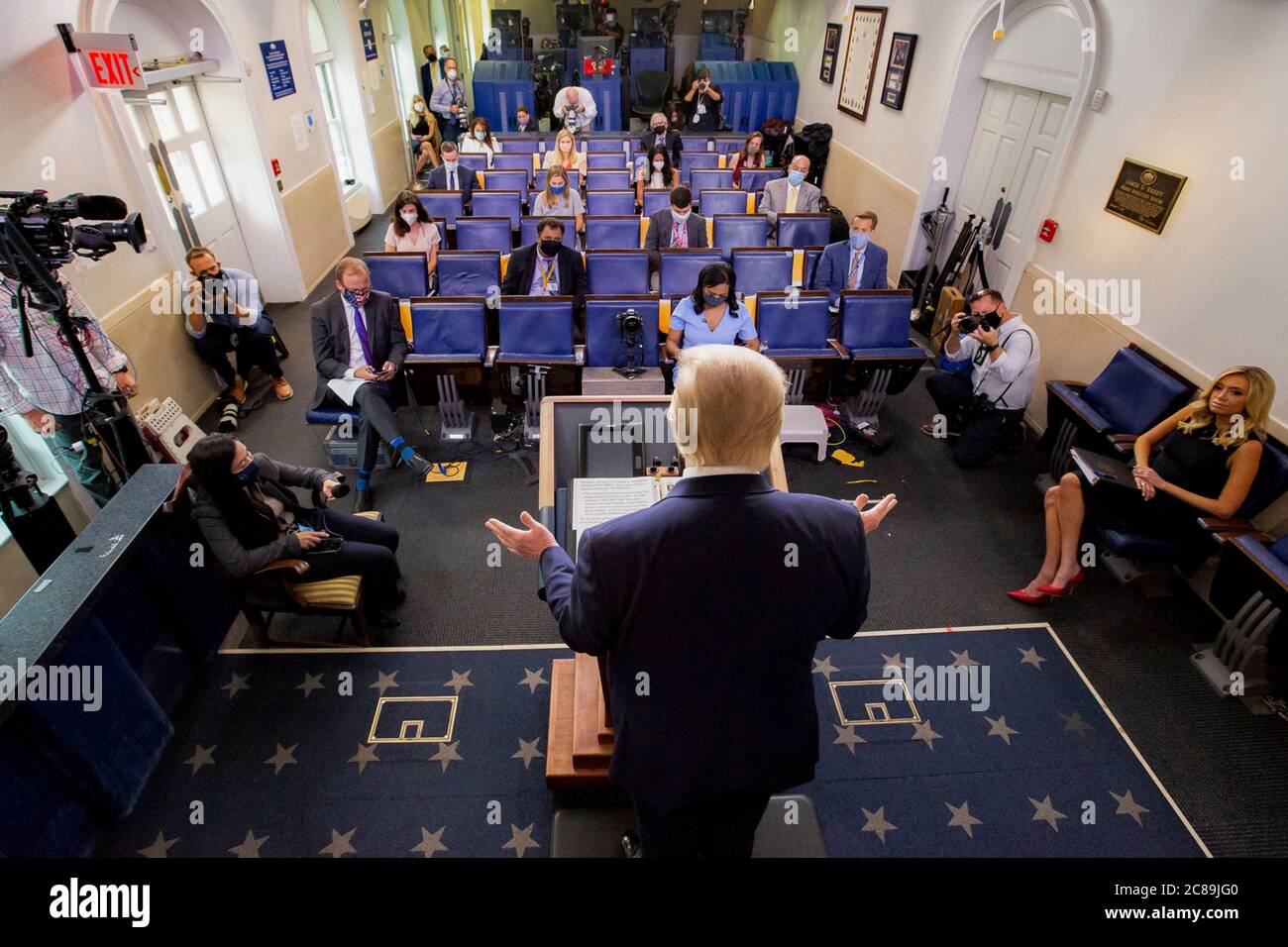 Washington, Vereinigte Staaten Von Amerika. Juli 2020. Washington, Vereinigte Staaten von Amerika. Juli 2020. 21 US-Präsident Donald Trump hält während einer aktualisierten Briefing über die COVID-19, Coronavirus-Pandemie, im Briefing Room des Weißen Hauses am 21. Juli 2020 in Washington, DC, Bemerkungen ab Trump hat die täglichen Briefings nach einem Rekordzuschlag bei Virusinfektionen und -Todesfällen zurückgebracht. Kredit: Sealah Craighead/White House Foto/Alamy Live Nachrichten Stockfoto