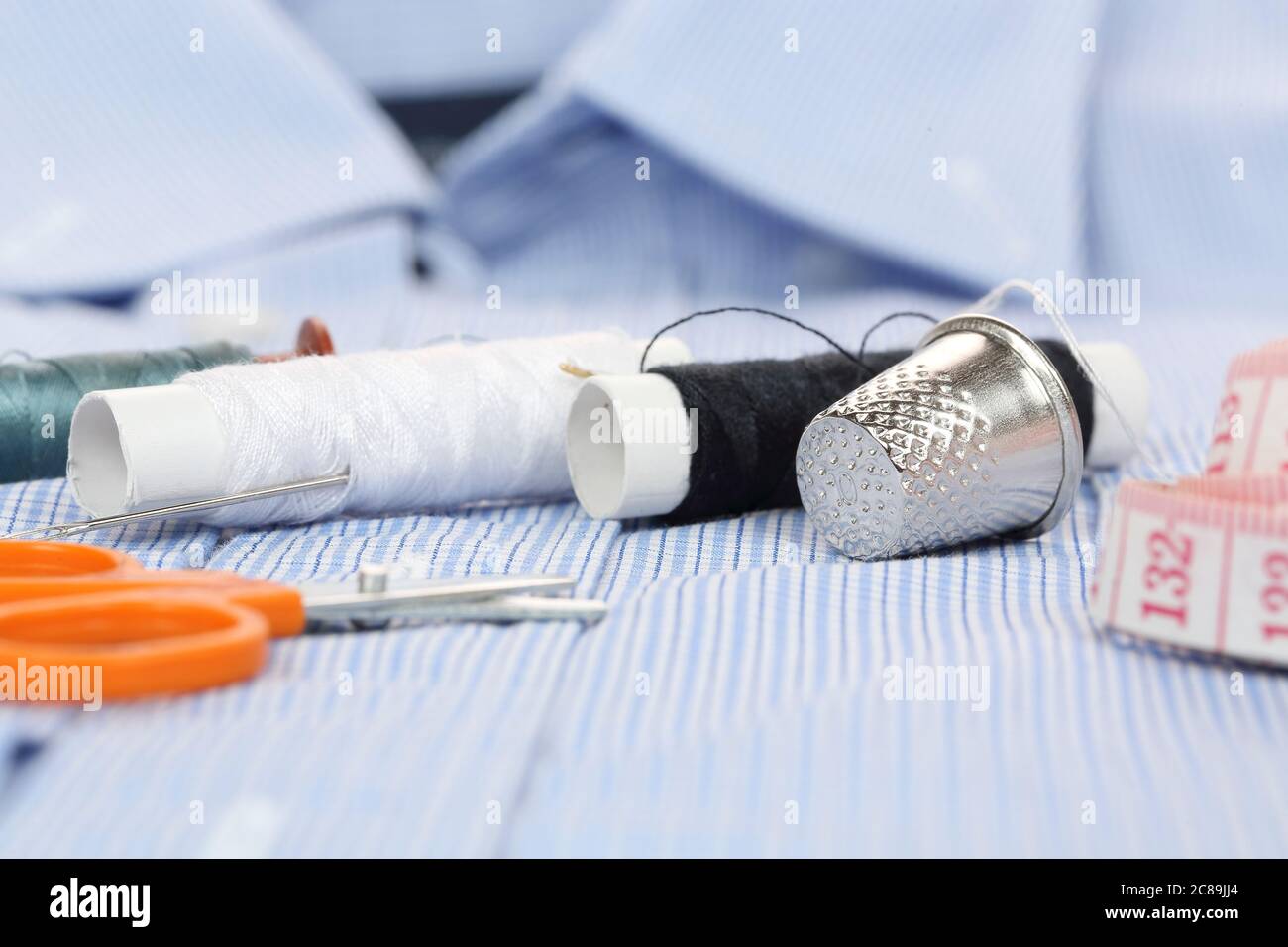 Nähausrüstung auf blauem Hemd Stockfoto