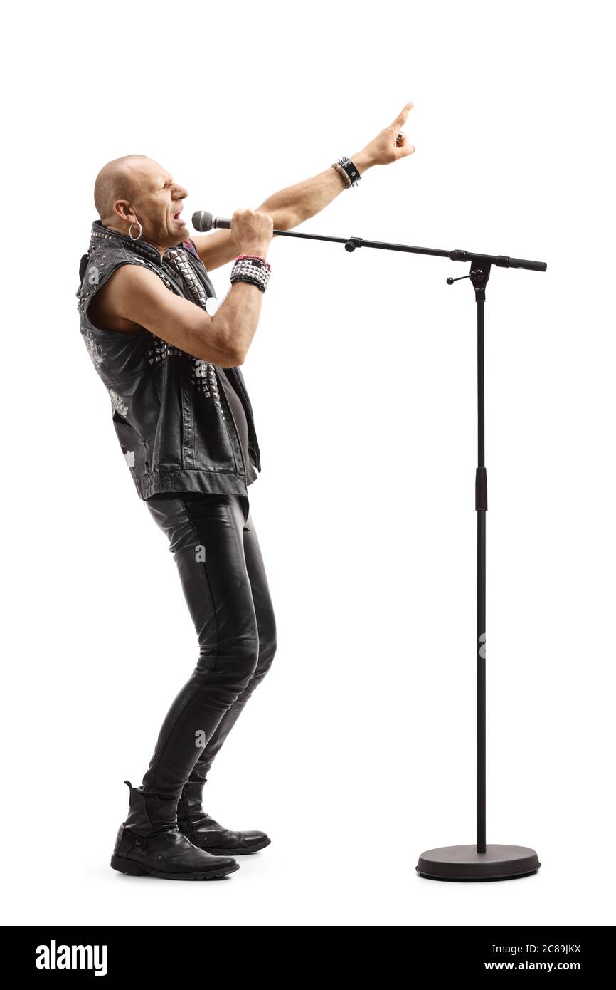 In voller Länge Profilaufnahme eines Rockstar-Sänger singen auf einem Mikrofon isoliert auf weißem Hintergrund Stockfoto