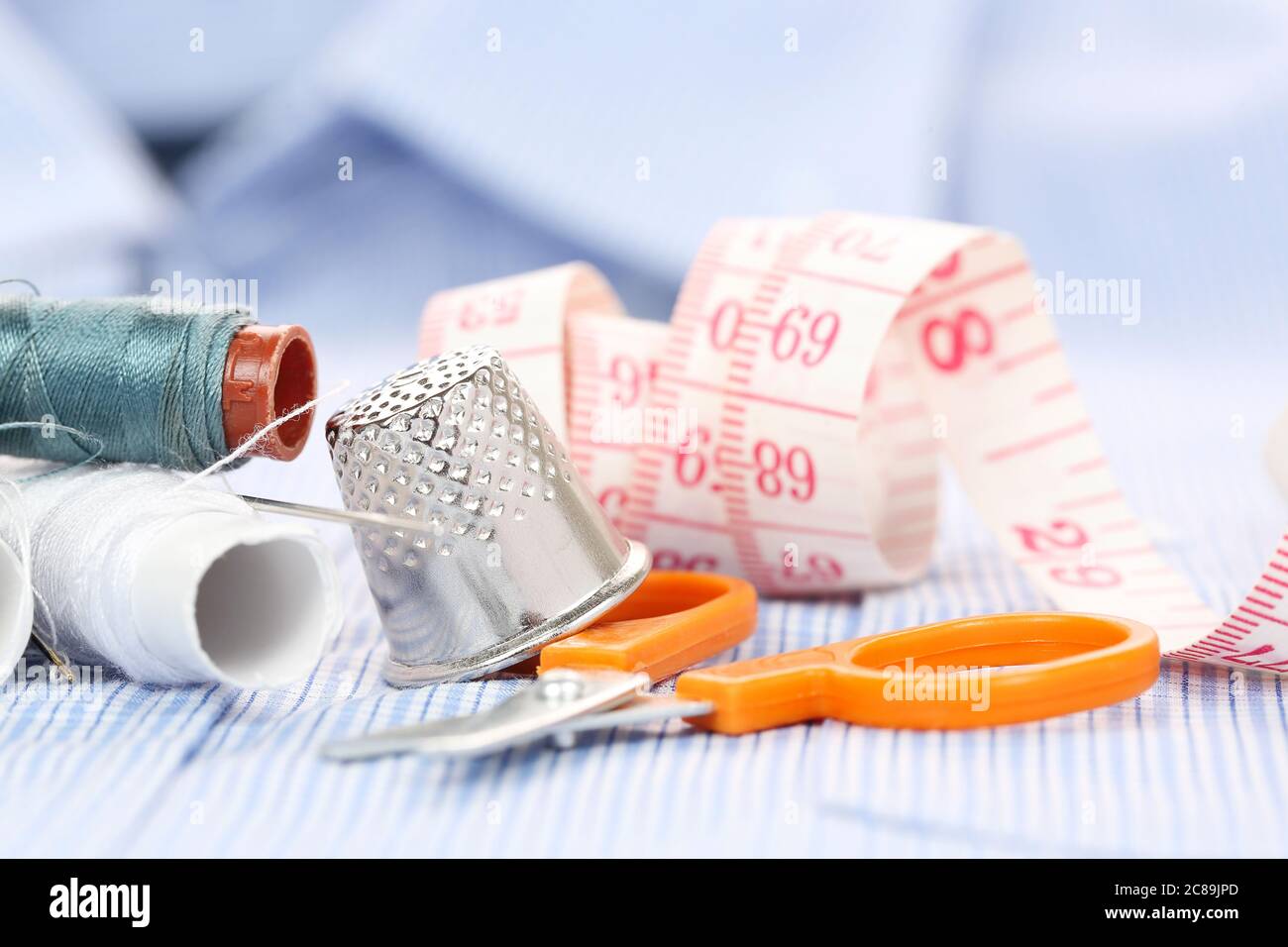 Nähausrüstung auf blauem Hemd Stockfoto