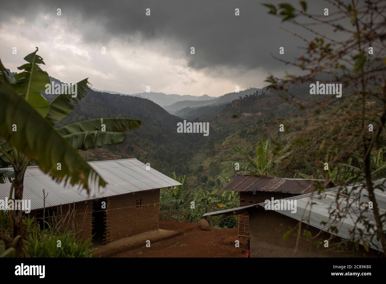 Wunderschöne dramatische Landschaft von Bauerngemeinschaften am Fuße des Mount Elgon, im Osten Ugandas. Stockfoto