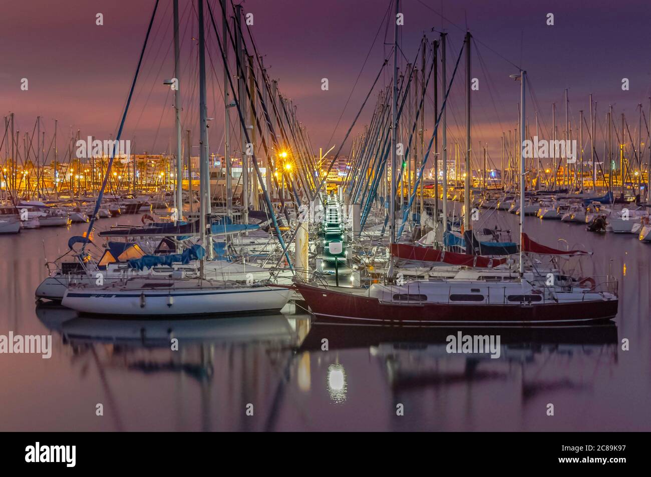 Segelboote im Hafen von Palavas-les-Flots, Hérault, Frankreich. Die Boote vertäuten an den Pontons. Stockfoto