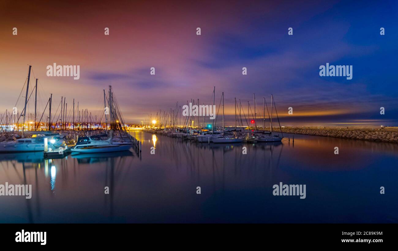Segelboote im Hafen von Palavas-les-Flots, Hérault, Frankreich. Die Boote vertäuten an den Pontons. Stockfoto