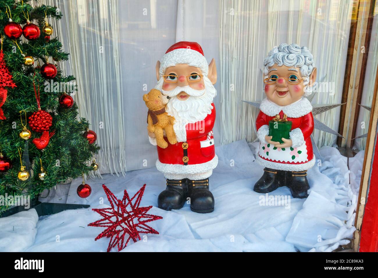 Weihnachtsmann und Frau Claus Weihnachtsdekoration im Schaufenster, Glasgow, Schottland, Großbritannien Stockfoto