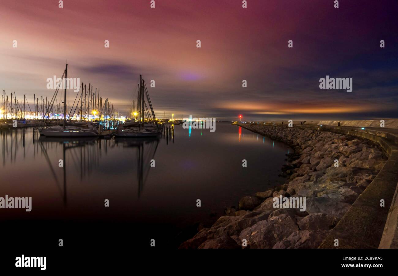 Segelboote im Hafen von Palavas-les-Flots, Hérault, Frankreich. Die Boote vertäuten an den Pontons. Stockfoto