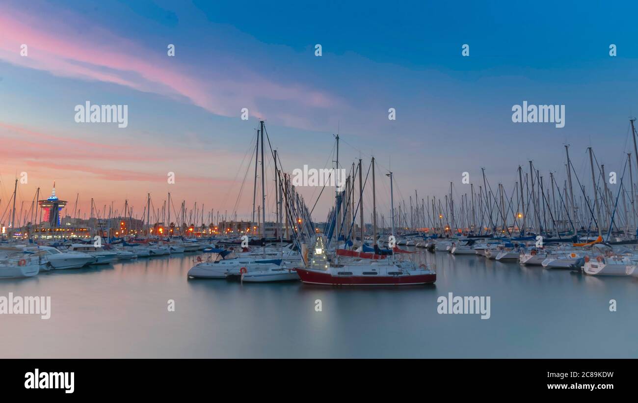 Segelboote im Hafen von Palavas-les-Flots, Hérault, Frankreich. Die Boote vertäuten an den Pontons. Stockfoto