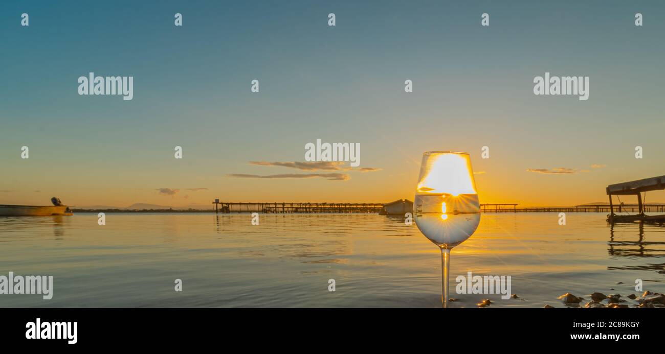 Sonnenuntergang auf einem Teich mit Muschelzuchtplätzen. Stockfoto