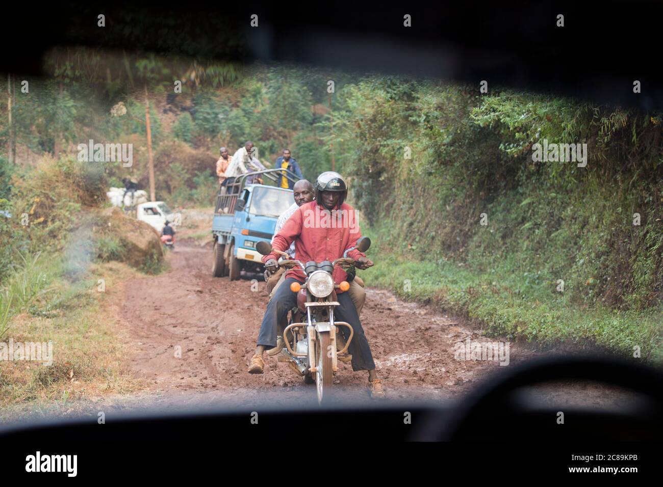 Unbefestigte Straßen machen das Reisen auf Ugandas Mount Elgon in Ostafrika schwierig. Stockfoto
