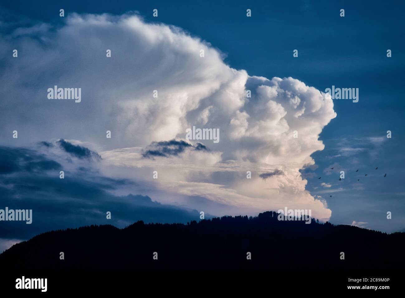 DE - BAYERN: Dramatische Wolkenbildung über dem Blomberg bei Bad Tölz Stockfoto