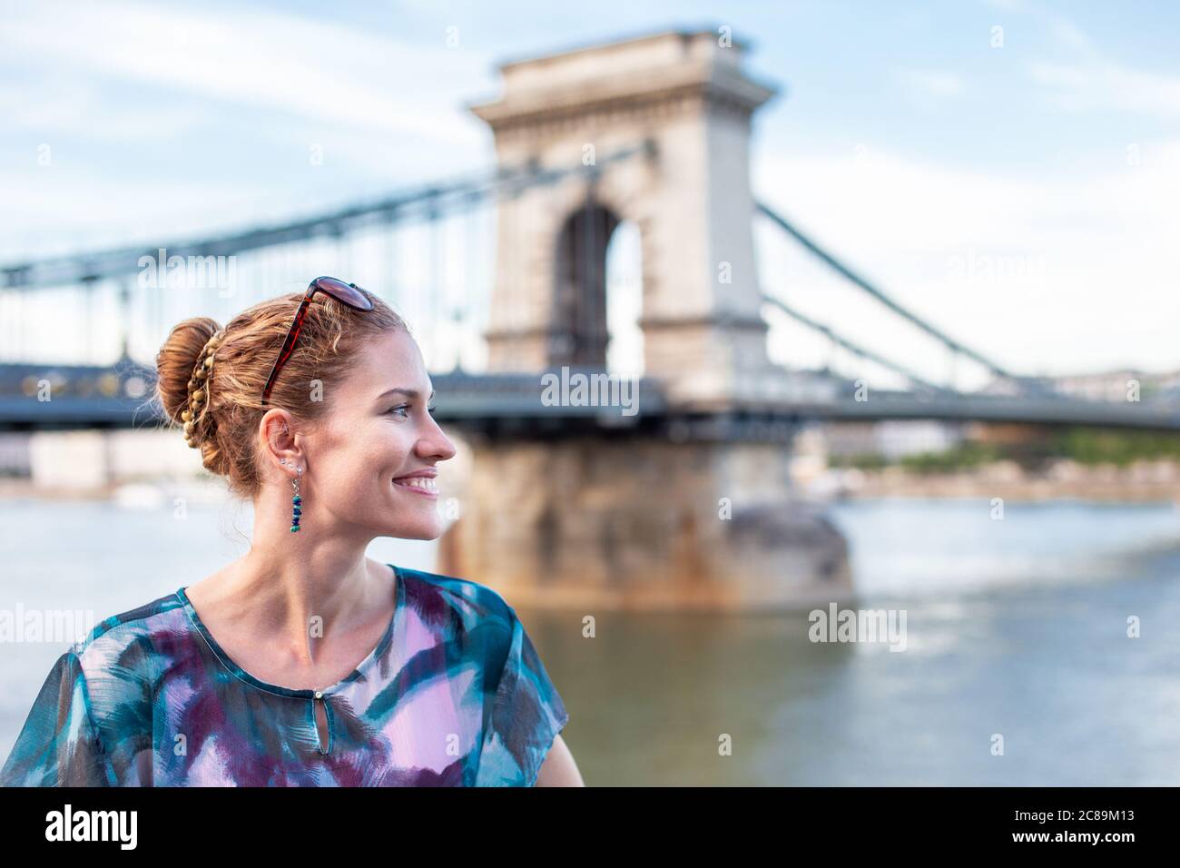 Glückliche junge Frau Sightseeing in Budapest, Ungarn Stockfoto