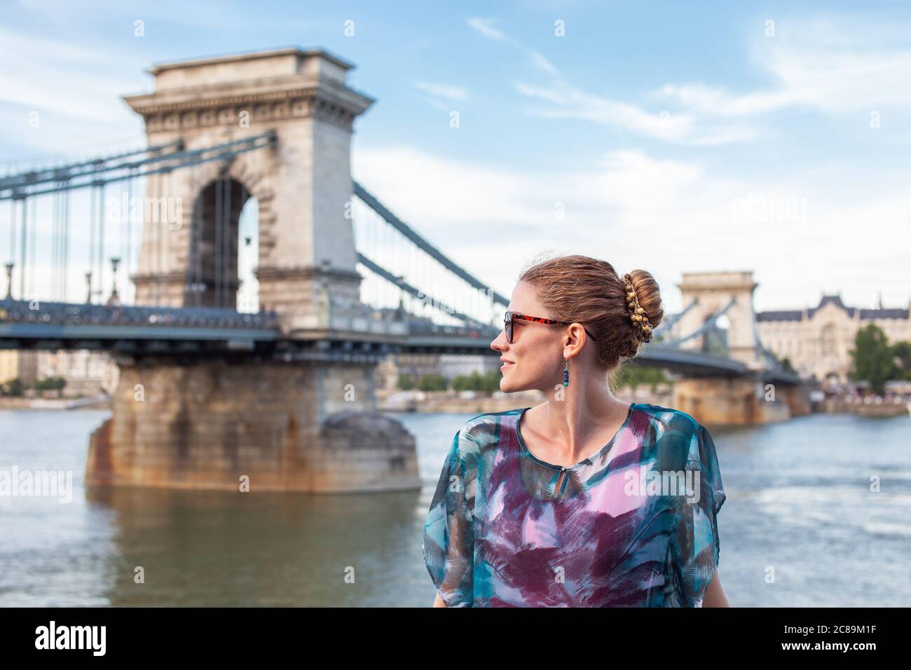 Glückliche junge kaukasische Frau mit Blick auf Chain Bridge, Budapest, Ungarn Stockfoto